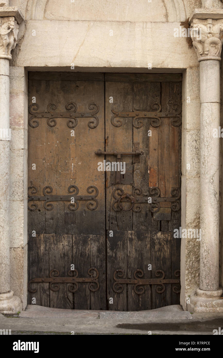 Villefranche-de-Conflent, die Pfarrkirche (église Saint-Jacques) das Kirchenschiff. 12. - 13. Jahrhundert. Südosten Eingangstür. Schmiedearbeiten. Südostportal mit Stockfoto