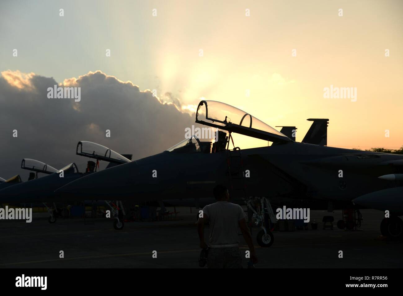 Eine Crew Chief mit Die 144 Aircraft Maintenance Squadron bereitet eine F-15C Eagle während Sentry Aloha 1703, 27. März 2017. Den mehrstufigen excercise realistische Luft-zu-Luft disimilar Fighter Training bietet. Die laufende Übung wird von der 154 Flügel, California Air National Guard. ( Stockfoto