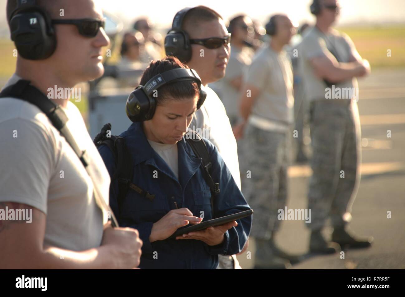 Master Sgt. Audra Jimenez, 144 Aircraft Maintenance Squadron, macht last minute prüft vor der Einleitung einer F-15C Eagle während Sentry Aloha 17-03, 27. März 2017. Den mehrstufigen excercise realistische Luft-zu-Luft disimilar Fighter Training bietet. Die laufende Übung wird von der 154 Fighter Wing, California Air National Guard. ( Stockfoto