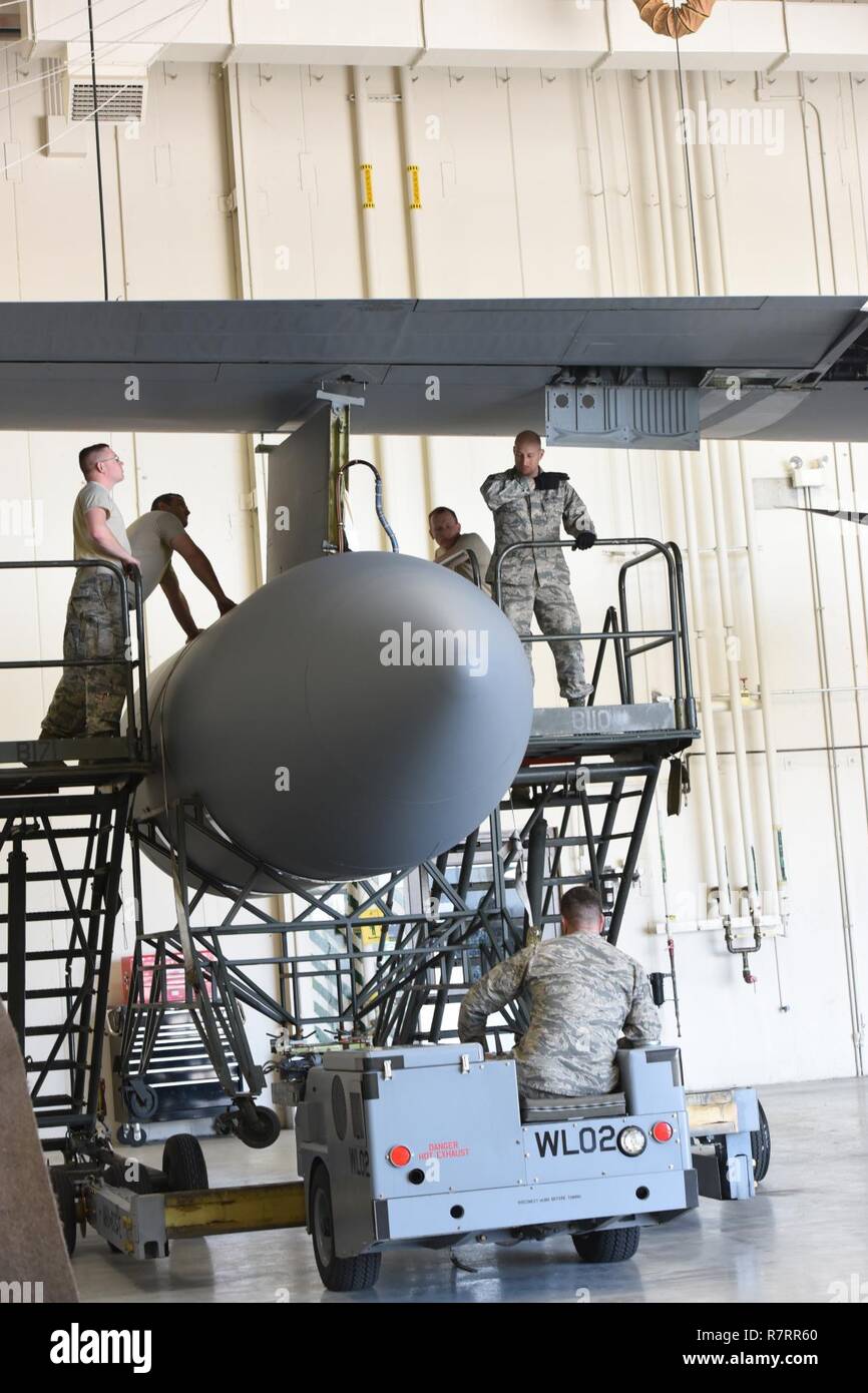 193 Special Operations Maintenance Squadron Flieger wieder an eine Antenne pod zu einem der 193 Special Operations Wing EG-130J Commando Solo, in einem Kleiderbügel, Middletown, Pennsylvania, April 5, 2017. Die Antennen sind erforderlich, FM, TV, und militärische Kommunikationen Bands, um die Einheit zu senden ihren militärischen Informationen Support Operations und zivilen Angelegenheiten Mission durchzuführen. Die Sendung der Einheit stammt aus der Mitte der 1960er Jahre mit der EC-121 Coronet solo. Stockfoto