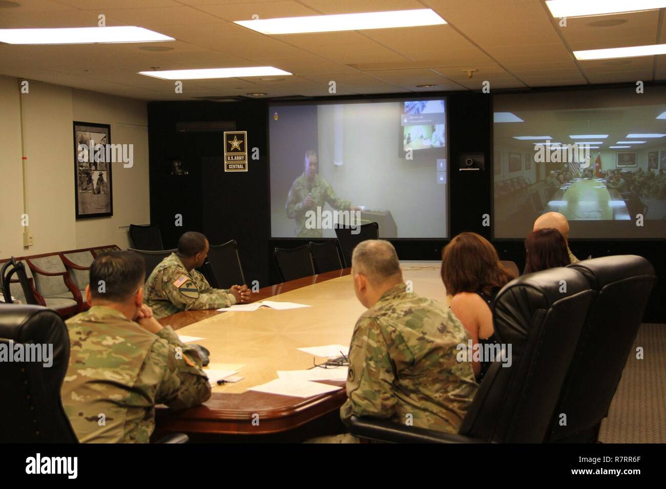 Fort Bragg, N.C. - Us-Army Central Gastgeber einer Zeremonie Soldaten, Familien und freiwilligen Helfern mit einer jährlichen freiwilligen Preisverleihung im Shaw Air Force Base, S.C., 6. April 2017 anzuerkennen. Die 1 Sustainment Command (Theater) Co - in Fort Bragg und Fort Knox entfernt per Live Telefonkonferenz teilgenommen, zusammen mit anderen USARCENT Einheiten. Kathryn Ayvazian und Melanie Beasley, beide 1. TSC Ehegatten, wurden für Ihre ehrenamtliche Tätigkeiten und Beiträge zur Einheit erkannt. Beasley wurde auch als USARCENT "Volunteer des Jahres erkannt. Beide Damen freiwillig Hunderte von Stunden spou zu unterstützen. Stockfoto