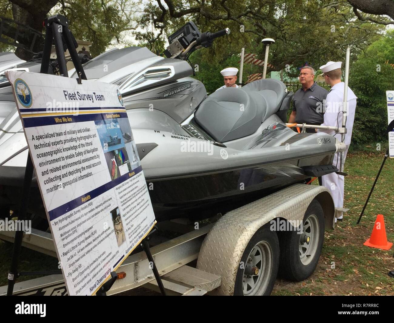 Aerographer Mate's zweiter Klasse Jesse Osborne und Flieger Joseph Street erläutern die Verwendung von hydrographischen Umfrage Ausrüstung Fuhrpark Übersicht Team Besucher an der Marine Tag an Lynn Meadows Discovery Center während der Marine Woche Mississippi Gulf Coast am 2. April. Stockfoto