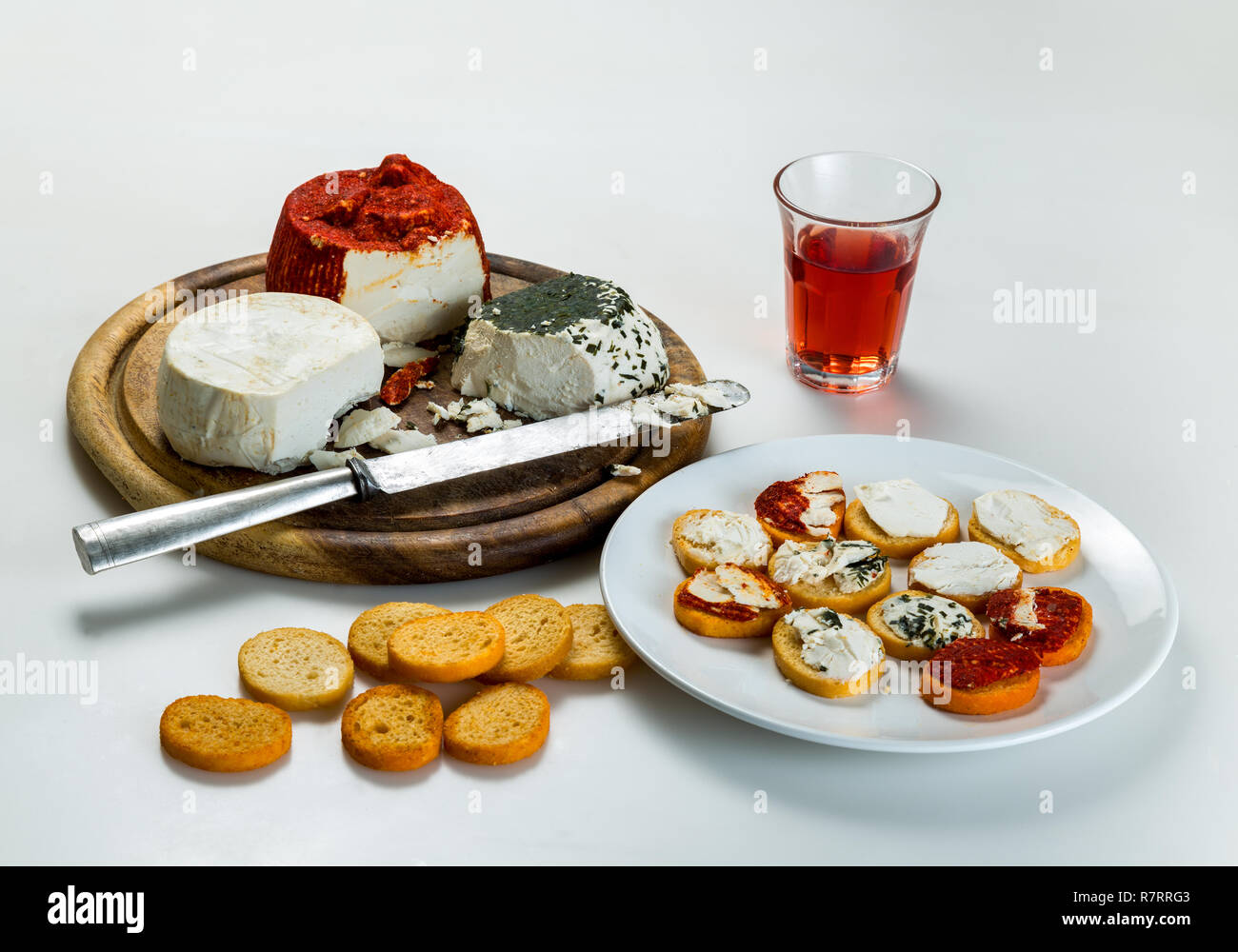 Platte des Kanapees mit frischem Käse Stockfoto