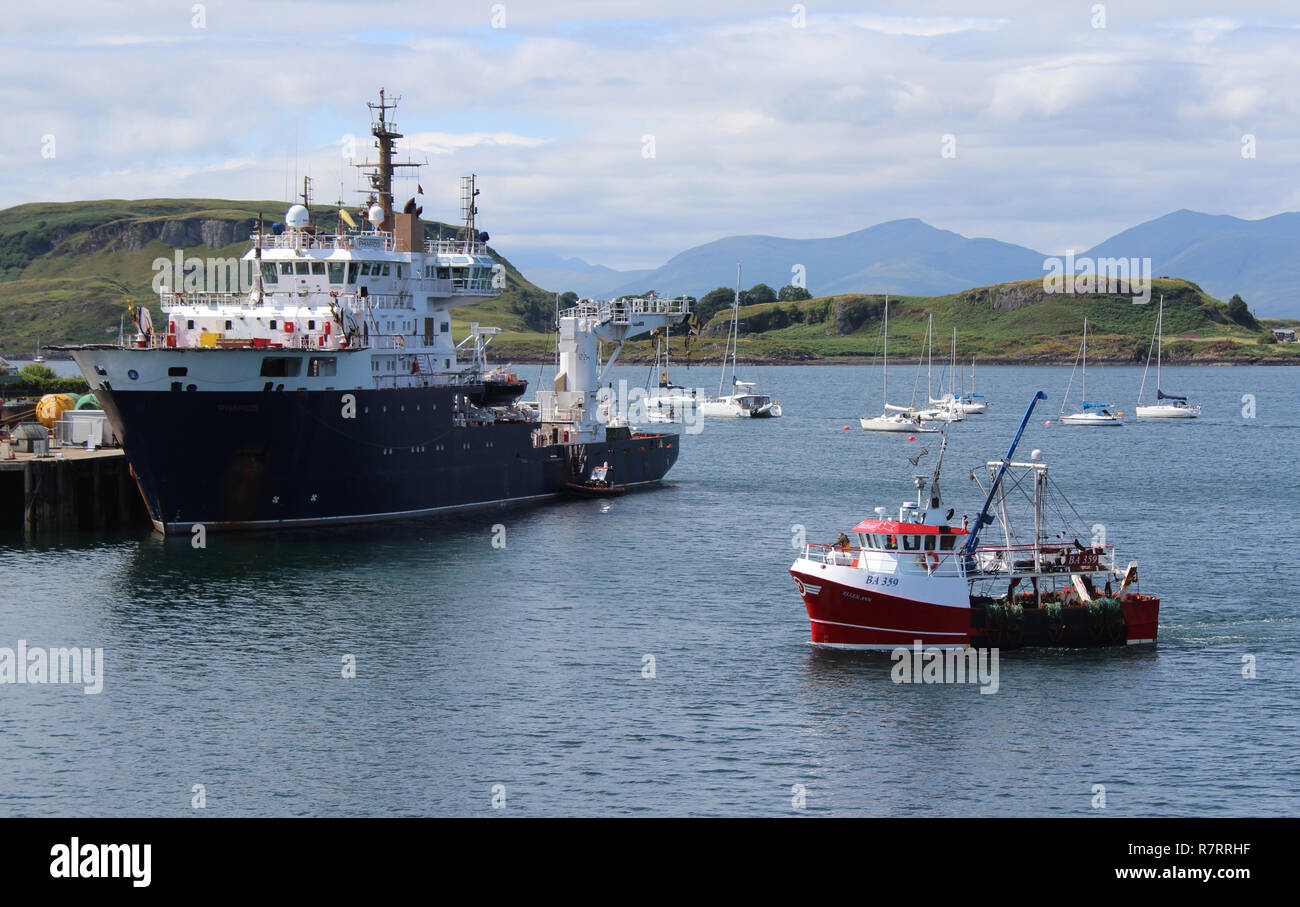 OBAN, Schottland, 25. JULI 2018: Blick über Oban Hafen auf der Isle of Mull. Oban ist eine Stadt im westlichen Hochland und dem "Tor zur Insel Stockfoto