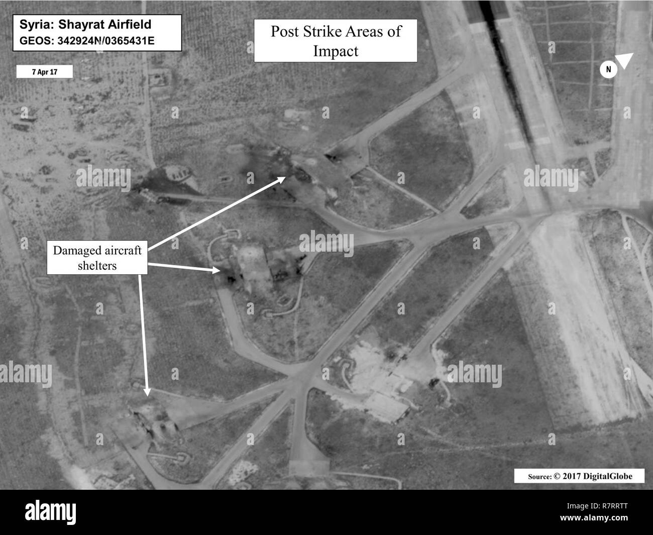 Battle Damage Assessment Bild von Shayrat Flugplatz, Syrien, folgenden US-Tomahawk Land Attack Missile Streiks am 7. April 2017 von der USS Ross (DDG71) und USS Porter (DDG78) Arleigh-Burke-Klasse geführt - Flugzerstörer. Die Vereinigten Staaten feuerte Tomahawk Raketen in Syrien in der Vergeltung für das Regime von Bashar Assad mit Nervengas sein eigenes Volk anzugreifen. Stockfoto