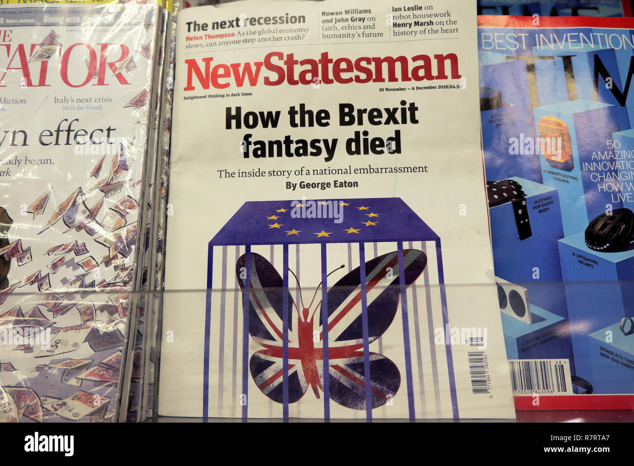 New Statesman', wie die Brexit fantasy starb" vordere Abdeckung auf ein Magazin Regal an einer britischen Kiosk shop in London England Stockfoto