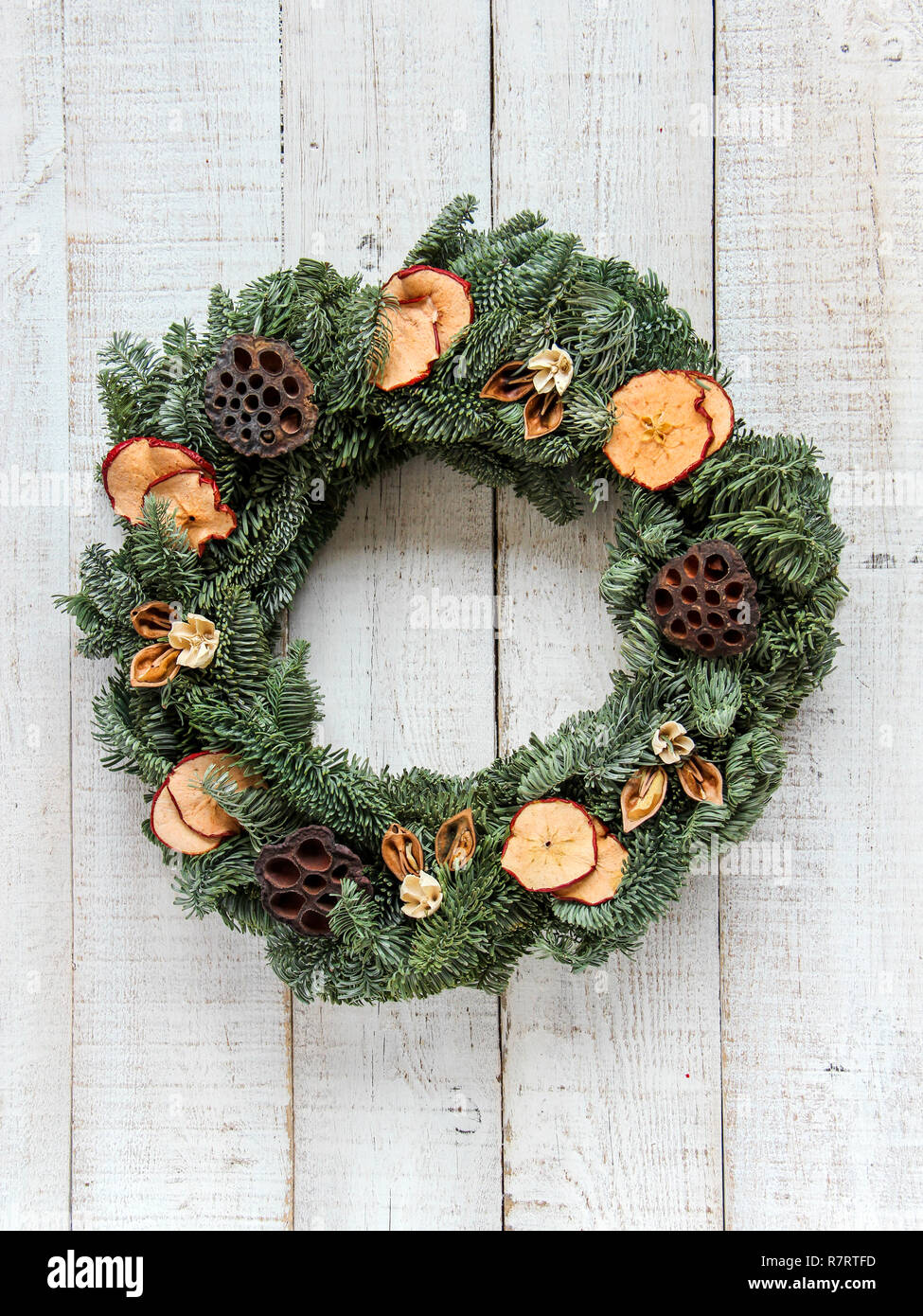 Weihnachten Kranz aus natürlichen getrockneten Materialien auf einem weißen Holz- Hintergrund Stockfoto