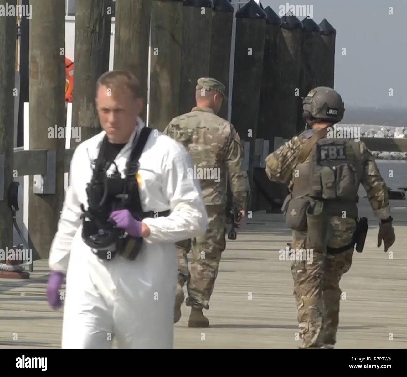 Mitglieder der 47 zivilen Support Team, das FBI und andere Oregon National Guard Einheiten verhalten Massenvernichtungswaffen Bedrohung Ausbildung während der Übung Marlinspike II an der Jones Port in Gulfport, Mississippi am 5. April 2017. Marlinspike ist eine Vermittlungsagentur Übung bewirtet durch die 47 CST, Oregon National Guard entwickelt, um eine einheitliche Antwort auf die massenvernichtungswaffen Bedrohung vorzubereiten. (Mississippi National Guard Stockfoto