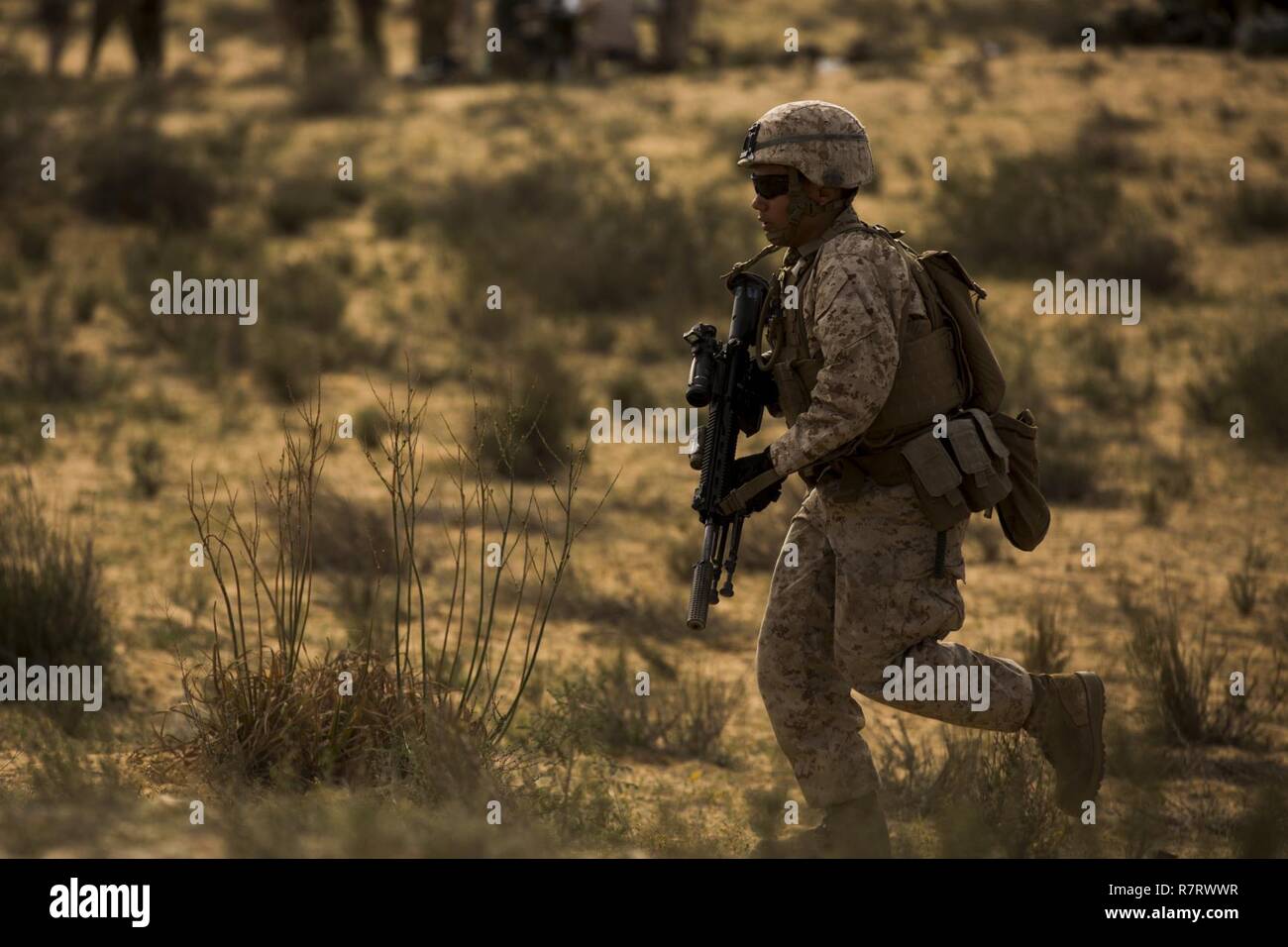 Us Marine Pfc. Jose Gonzalez, ein rifleman mit Marine Drehkraft Europa 17,1 (MRF-E), bewegt seine Position während einer Live-Fire in Israel, 27. März 2017. MRF-E arbeitet mit israelischen Kräfte für die Entwicklung der Interoperabilität notwendig für die Erhaltung Israels Verteidigungsfähigkeit. Stockfoto