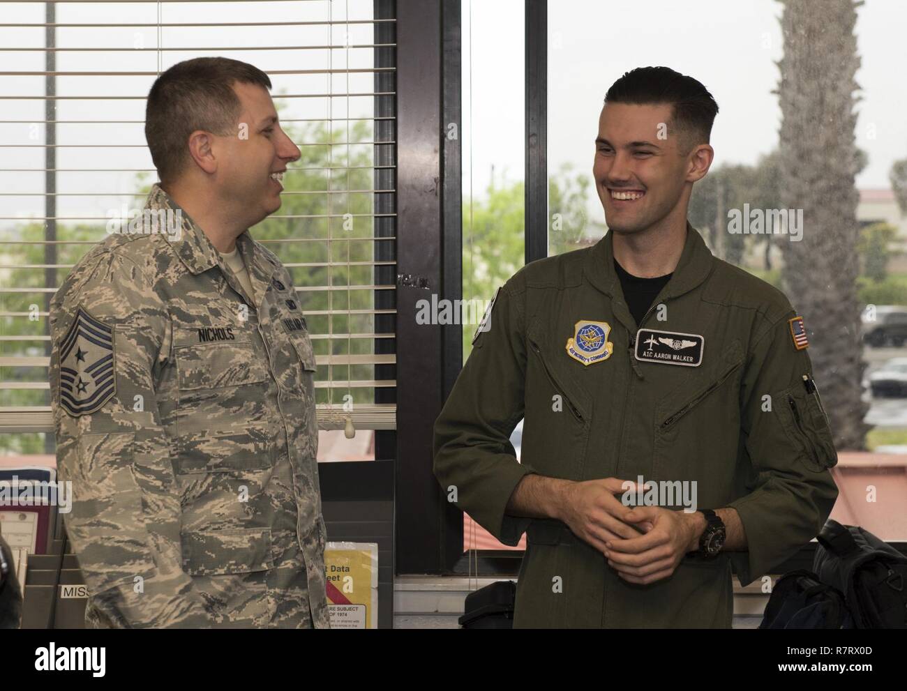 Chief Master Sgt. Steve Nichols, 60 Air Mobility Wing Befehl Chef und Flieger 1. Klasse Aaron Walker, 22. Airlift Squadron, zusammengetan, um Loadmaster Aufgaben an Travis Air Force Base, Kalifornien, 7. April 2017 als Teil der Werke mit Flieger-Programm. Walker ging Nichols durch den Prozess der eine Belastung eine hohe Mobilität Mehrzweck Rädern Fahrzeug (HMMWV) in eine C5-M Super Galaxy-Flugzeug. Die Werke mit Flieger-Programm soll Flügel Führung ermöglichen die Möglichkeit, Schatten junior eingetragenen Flieger und erhalten aus erster Hand Erfahrungen wie der Flieger Pflichten und Verantwortlichkeiten Contr Stockfoto