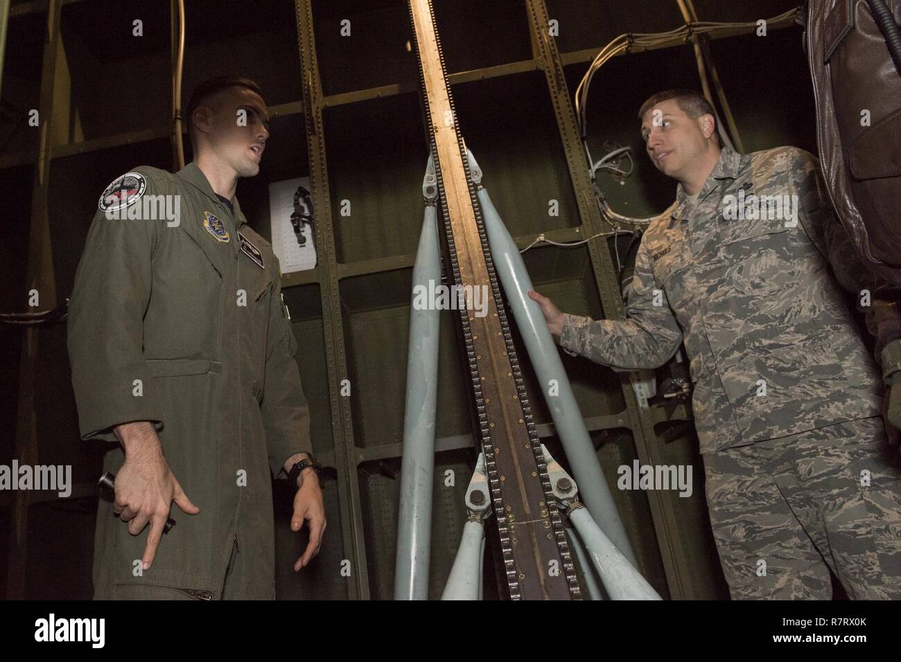 Chief Master Sgt. Steve Nichols, 60 Air Mobility Wing Befehl Chef und Flieger 1. Klasse Aaron Walker, 22. Airlift Squadron, zusammengetan, um Loadmaster Aufgaben an Travis Air Force Base, Kalifornien, 7. April 2017 als Teil der Werke mit Flieger-Programm. Walker ging Nichols durch den Prozess der eine Belastung eine hohe Mobilität Mehrzweck Rädern Fahrzeug (HMMWV) in eine C5-M Super Galaxy-Flugzeug. Die Werke mit Flieger-Programm soll Flügel Führung ermöglichen die Möglichkeit, Schatten junior eingetragenen Flieger und erhalten aus erster Hand Erfahrungen wie der Flieger Pflichten und Verantwortlichkeiten schwie- Stockfoto