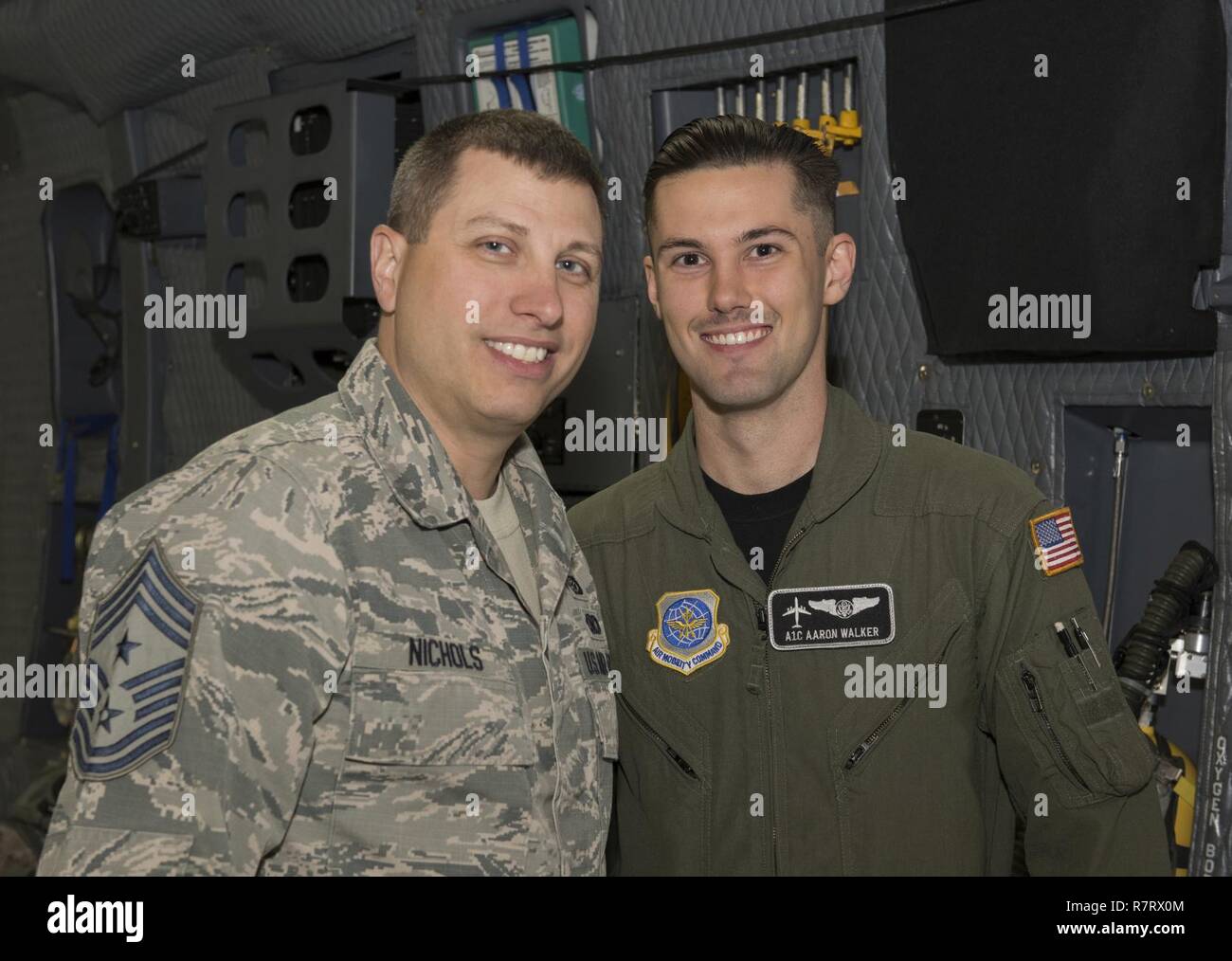 Chief Master Sgt. Steve Nichols, 60 Air Mobility Wing Befehl Chef und Flieger 1. Klasse Aaron Walker, 22. Airlift Squadron, zusammengetan, um Loadmaster Aufgaben an Travis Air Force Base, Kalifornien, 7. April 2017 als Teil der Werke mit Flieger-Programm. Walker ging Nichols durch den Prozess der eine Belastung eine hohe Mobilität Mehrzweck Rädern Fahrzeug (HMMWV) in eine C5-M Super Galaxy-Flugzeug. Die Werke mit Flieger-Programm soll Flügel Führung ermöglichen die Möglichkeit, Schatten junior eingetragenen Flieger und erhalten aus erster Hand Erfahrungen wie der Flieger Pflichten und Verantwortlichkeiten schwie- Stockfoto