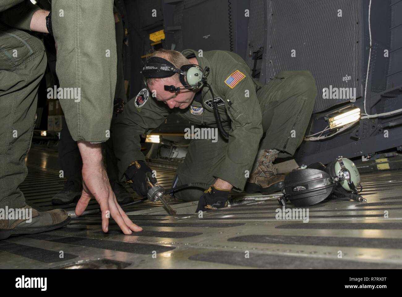 Us Air Force Aircrew Mitglieder für die 22 Airlift Squadron Arbeit zu laden und sichern eine hohe Mobilität Multipurpose Radfahrzeug (Hmmwv) auf eine C5-M Super Galaxy Flugzeuge während der arbeitet mit Flieger Programm, 7. April 2017. Das Programm sieht die Führung der Interaktion mit Fliegern eine detaillierte Ansicht der Mission bei Travis durchgeführt. Stockfoto