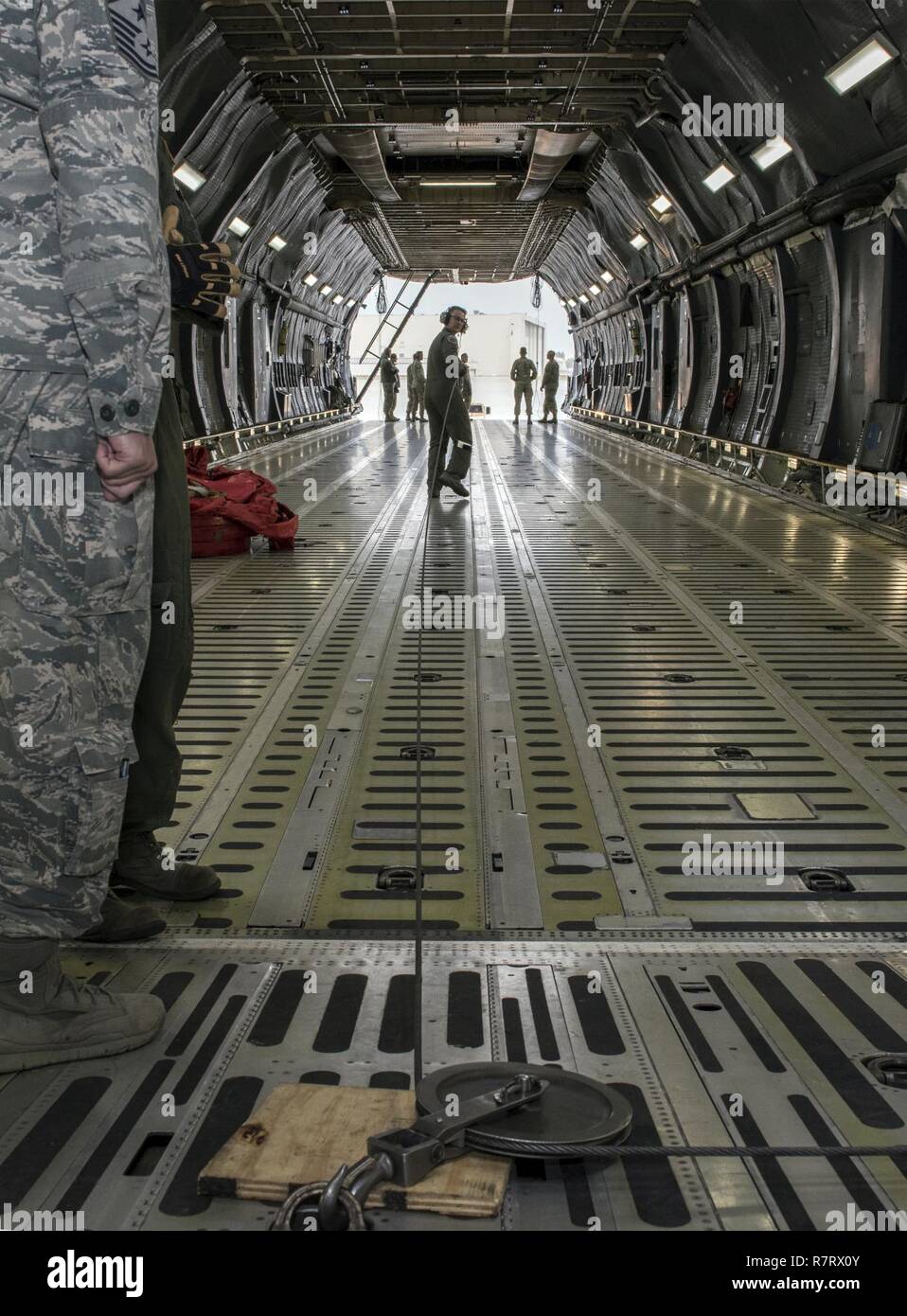 Us Air Force Aircrew Mitglieder für die 22 Airlift Squadron Arbeit zu laden und sichern eine hohe Mobilität Multipurpose Radfahrzeug (Hmmwv) auf eine C5-M Super Galaxy Flugzeuge während der arbeitet mit Flieger Programm, 7. April 2017. Das Programm sieht die Führung der Interaktion mit Fliegern eine detaillierte Ansicht der Mission bei Travis durchgeführt. Stockfoto