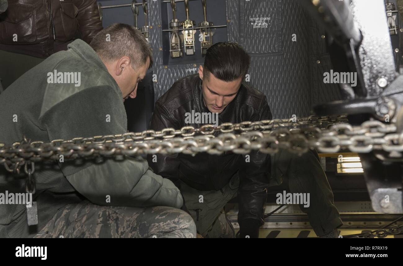 Chief Master Sgt. Steve Nichols, 60 Air Mobility Wing Befehl Chef und Flieger 1. Klasse Aaron Walker, 22. Airlift Squadron, zusammengetan, um Loadmaster Aufgaben an Travis Air Force Base, Kalifornien, 7. April 2017 als Teil der Werke mit Flieger-Programm. Walker ging Nichols durch den Prozess der eine Belastung eine hohe Mobilität Mehrzweck Rädern Fahrzeug (HMMWV) in eine C5-M Super Galaxy-Flugzeug. Die Werke mit Flieger-Programm soll Flügel Führung ermöglichen die Möglichkeit, Schatten junior eingetragenen Flieger und erhalten aus erster Hand Erfahrungen wie der Flieger Pflichten und Verantwortlichkeiten schwie- Stockfoto