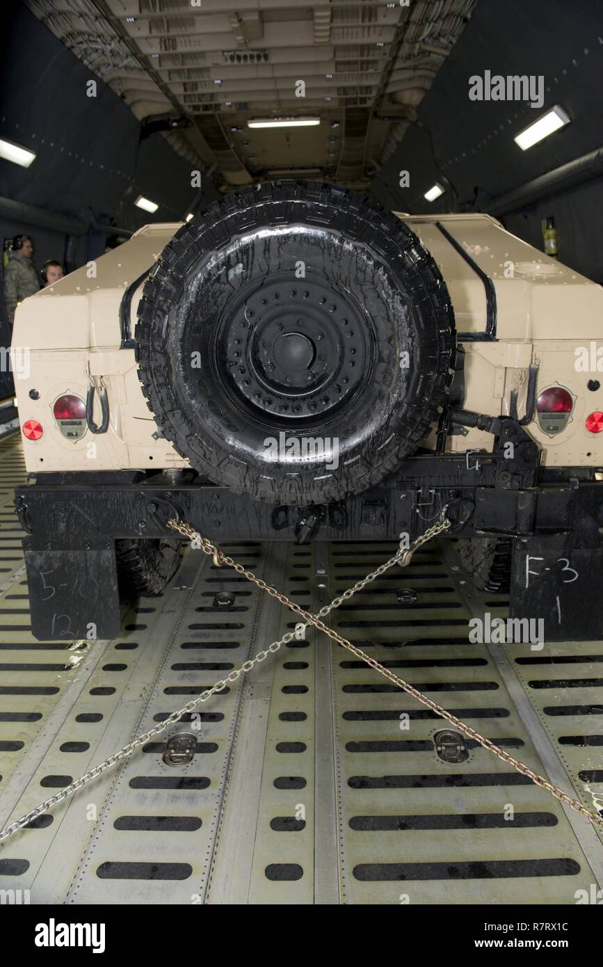 Us Air Force Aircrew Mitglieder für die 22 Airlift Squadron Arbeit zu laden und sichern eine hohe Mobilität Multipurpose Radfahrzeug (Hmmwv) auf eine C5-M Super Galaxy Flugzeuge während der arbeitet mit Flieger Programm, 7. April 2017. Das Programm sieht die Führung der Interaktion mit Fliegern eine detaillierte Ansicht der Mission bei Travis durchgeführt. Stockfoto