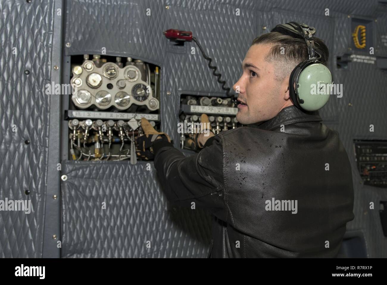 Us Air Force Airman 1st Class Aaron Walker, 22 Airlift Squadron, bereitet die hintere Laderampe der C5-M Super Galaxy zu öffnen. Walker wurde demonstriert seine Pflichten als C5-M Super Galaxy loadmaster während der Arbeiten mit Flieger Programm, April 7, 2017, Travis Air Force Base, Calif. Die arbeitet mit Flieger Programm ist entworfen, um Führung zu ermöglichen die Möglichkeit junior zu Schatten Soldaten Flieger, und Sie erhalten aus erster Hand erfahren, wie die Flieger, die Aufgaben und Verantwortlichkeiten der gesamten Mission des Flügels beitragen. Stockfoto