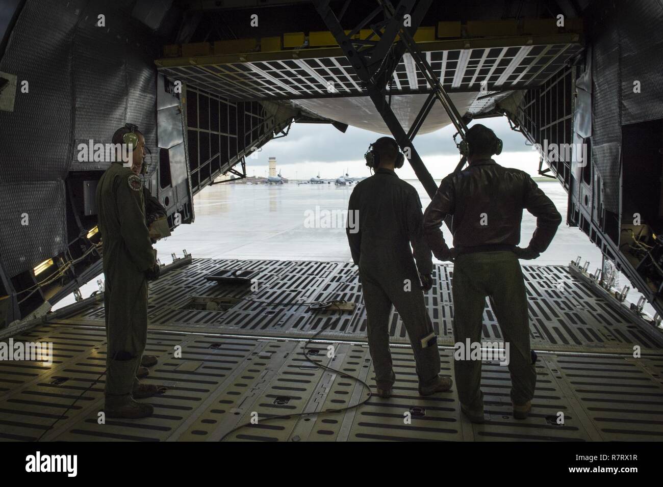 Us Air Force Aircrew Mitglieder für die 22 Airlift Squadron Arbeit zu laden und sichern eine hohe Mobilität Multipurpose Radfahrzeug (Hmmwv) auf eine C5-M Super Galaxy Flugzeuge während der arbeitet mit Flieger Programm, 7. April 2017. Das Programm sieht die Führung der Interaktion mit Fliegern eine detaillierte Ansicht der Mission bei Travis durchgeführt. Stockfoto