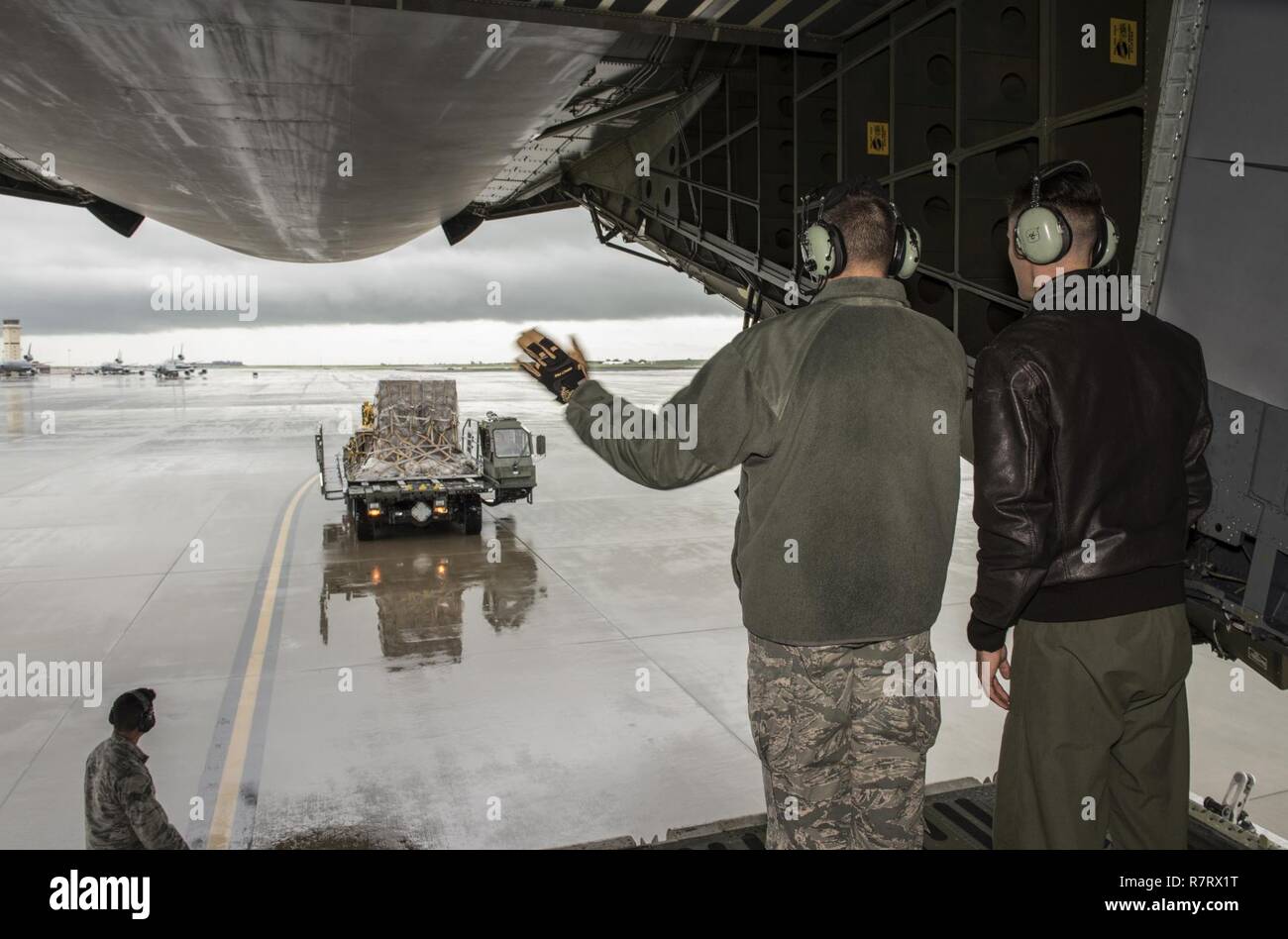 Chief Master Sgt. Steve Nichols, 60 Air Mobility Wing Befehl Chef und Flieger 1. Klasse Aaron Walker, 22. Airlift Squadron, zusammengetan, um Loadmaster Aufgaben an Travis Air Force Base, Kalifornien, 7. April 2017 als Teil der Werke mit Flieger-Programm. Walker ging Nichols durch den Prozess der eine Belastung eine hohe Mobilität Mehrzweck Rädern Fahrzeug (HMMWV) in eine C5-M Super Galaxy-Flugzeug. Die Werke mit Flieger-Programm soll Flügel Führung ermöglichen die Möglichkeit, Schatten junior eingetragenen Flieger und erhalten aus erster Hand Erfahrungen wie der Flieger Pflichten und Verantwortlichkeiten schwie- Stockfoto