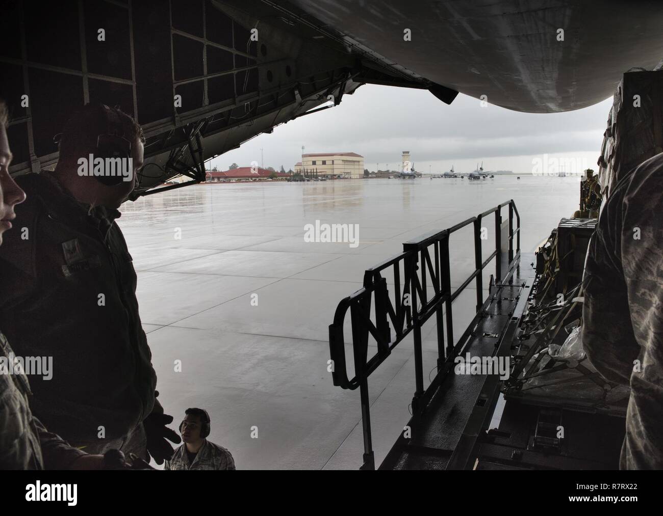 Us Air Force Aircrew Mitglieder für die 22 Airlift Squadron Arbeit zu laden und Ladung auf eine C5-M Super Galaxy Flugzeuge während der arbeitet mit Flieger Programm, 7. April 2017 sichern. Das Programm sieht die Führung der Interaktion mit Fliegern eine detaillierte Ansicht der Mission bei Travis durchgeführt. Stockfoto