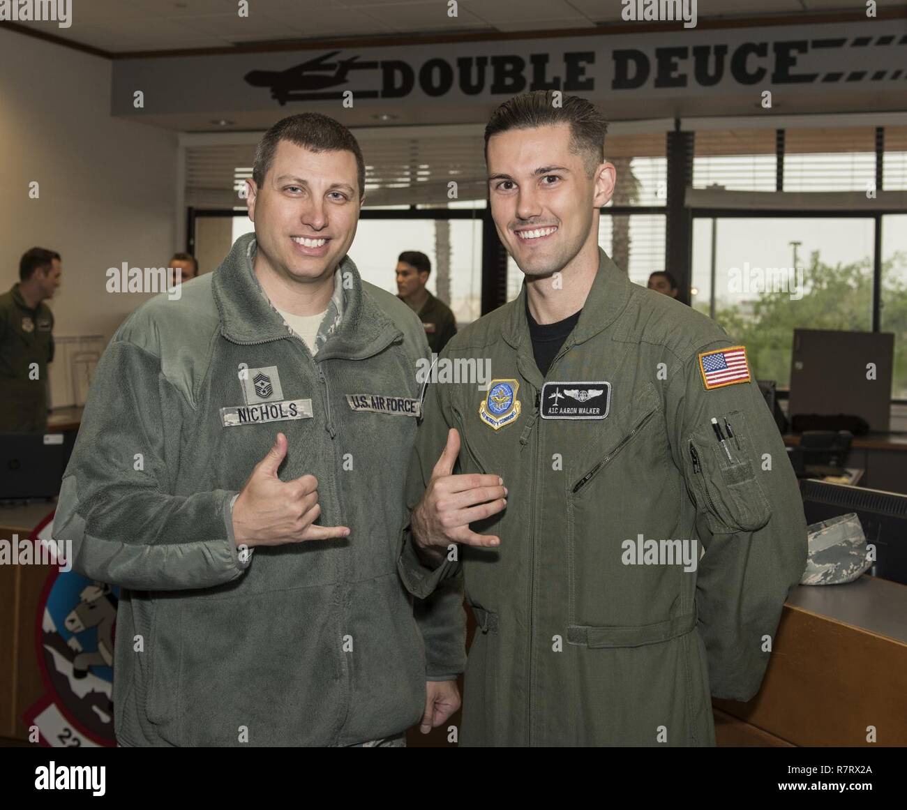 Chief Master Sgt. Steve Nichols, 60 Air Mobility Wing Befehl Chef und Flieger 1. Klasse Aaron Walker, 22. Airlift Squadron, zusammengetan, um Loadmaster Aufgaben an Travis Air Force Base, Kalifornien, 7. April 2017 als Teil der Werke mit Flieger-Programm. Walker ging Nichols durch den Prozess der eine Belastung eine hohe Mobilität Mehrzweck Rädern Fahrzeug (HMMWV) in eine C5-M Super Galaxy-Flugzeug. Die Werke mit Flieger-Programm soll Flügel Führung ermöglichen die Möglichkeit, Schatten junior eingetragenen Flieger und erhalten aus erster Hand Erfahrungen wie der Flieger Pflichten und Verantwortlichkeiten schwie- Stockfoto