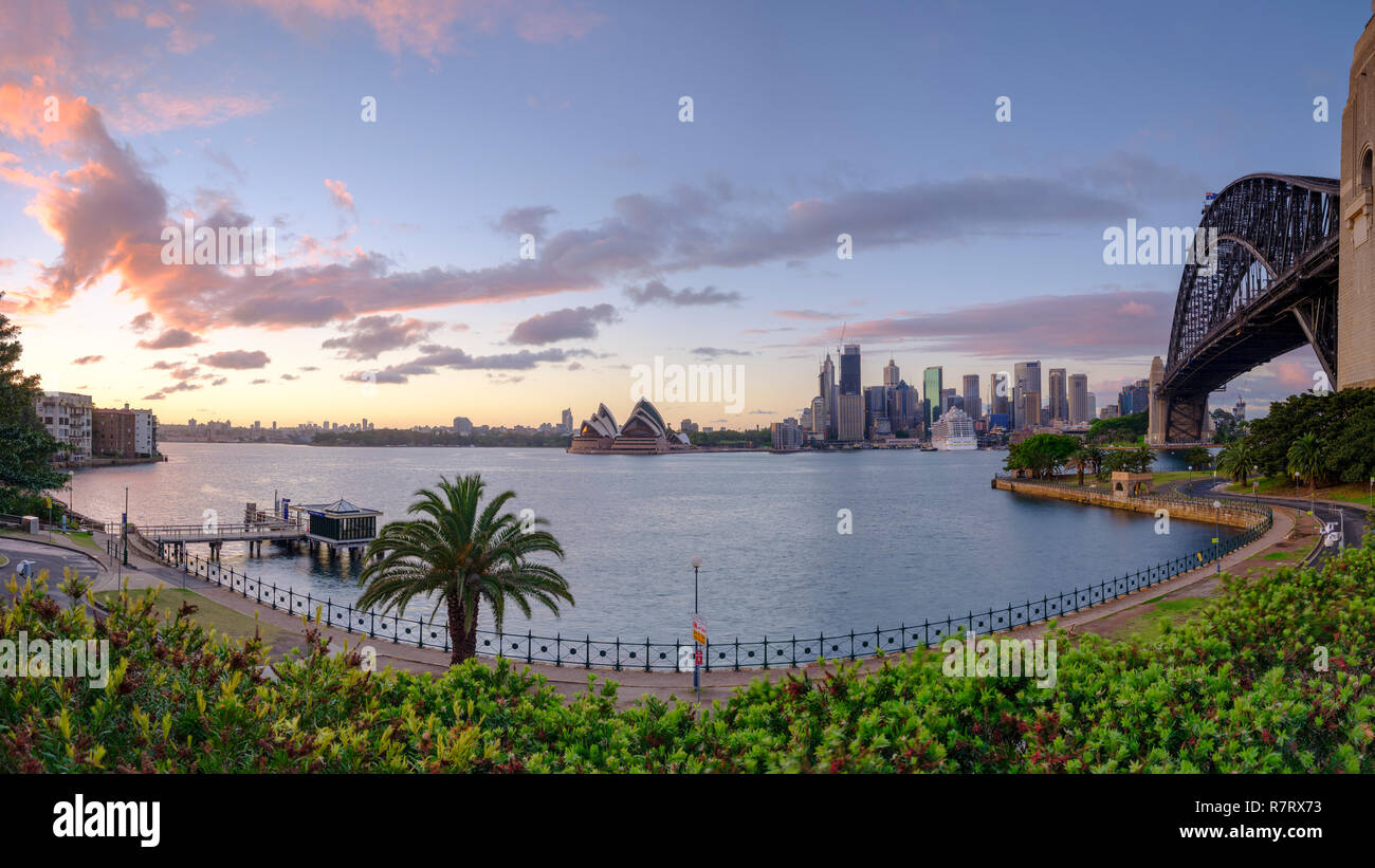 Sonnenaufgang am Hafen von Sydney von Milsons Point, NSW, Australien Stockfoto