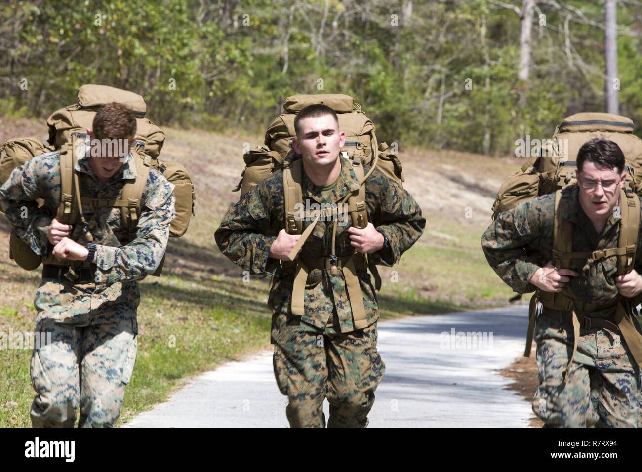 Marines Verhalten einen zeitgesteuerten 20 Kilometer ruck ausführen, während ein Scout Sniper Screener in Camp Lejeune, N.C., April 3, 2017. Der screener getestet die Marines physischen und mentalen Grenzen durch konsequente Weiterbildung. Die Marines sind mit 2Nd Battalion, 14th Marine Regiment, 2nd Marine Division. Stockfoto