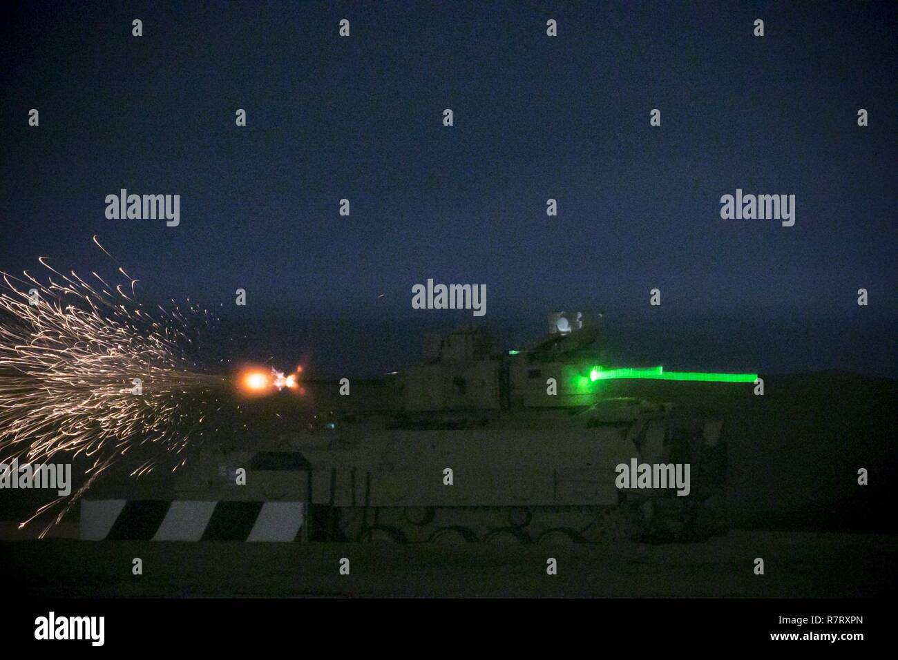 Eine M2A3 Bradley Fighting Vehicle Crew aus dem 3. gepanzerte Brigade Combat Team, 1.Kavallerie Division schiesst am Ziel in der Nacht Feuer Teil der Tabelle VI Qualifikationen auf Udairi Bereich komplexe März 29. Die Brigade Tank und Bradley Besatzungen verbrachte zwei Wochen im Bereich der Durchführung von sustainment Schießwesen alle Besatzungen bei Tag und Nacht Brand qualifizierte Kenntnisse zu gewährleisten. Stockfoto