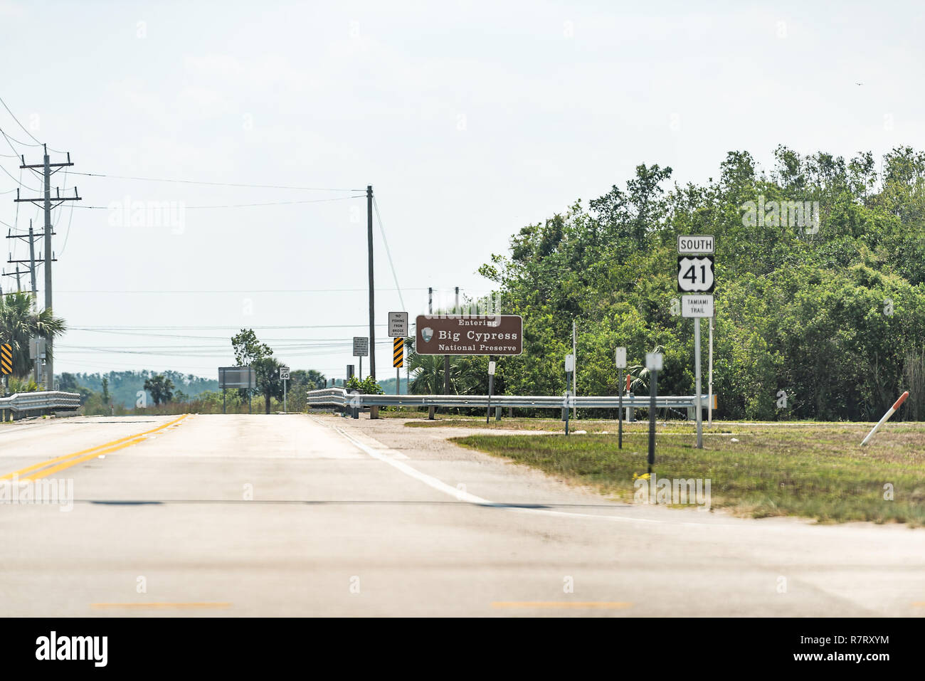 Zeichen für Everglades National Park Visitor Centre und Big Cypress bewahren in Florida Street road Highway, grünen Bäumen, Stockfoto