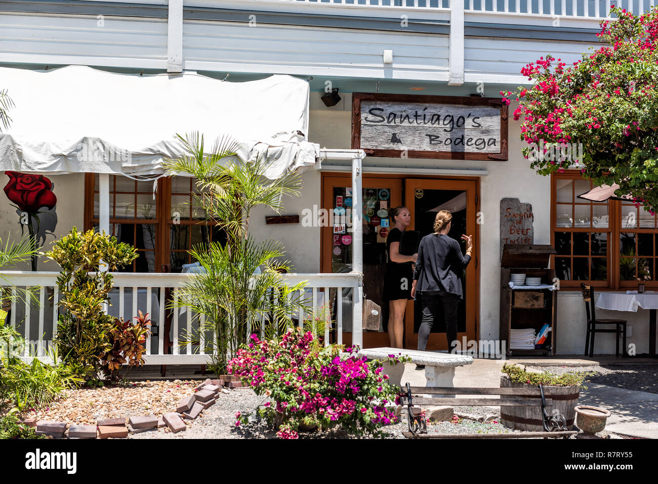 Key West, USA - Mai 1, 2018: Bodega Santiago tropical Cafe oder Restaurant, Fassade äußeres Zeichen in Florida reisen, sonnigen Tag, Menschen Stockfoto