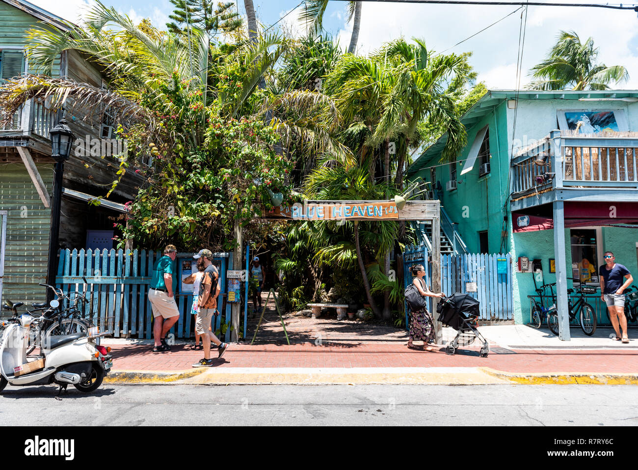 Key West, USA - Mai 1, 2018: Tropical Restaurant Blue Heaven's Andy Cabana, Jungle Style Architektur in Florida auf Reisen, sonnigen Tag, Menschen Stockfoto