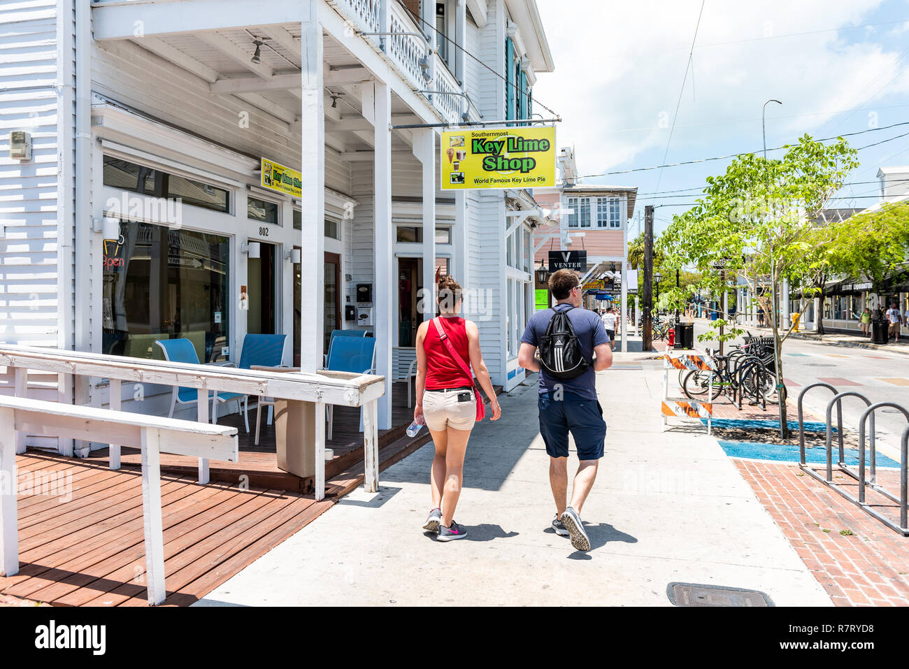 Key West, USA - Mai 1, 2018: Zurück von Paar zu Fuß durch Key Lime Pie Shop in Florida City reisen, sonnigen Tag, Straße, Restaurant store Cafe Stockfoto