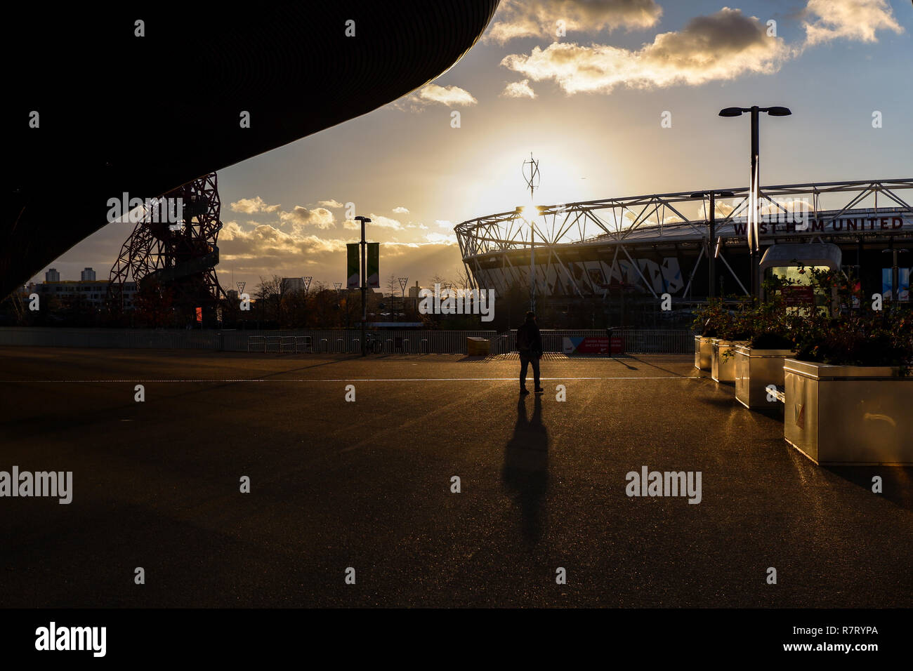 Besucher im Queen Elizabeth Olympic Park gehen Sie in Richtung der London Stadium, die Heimat von West Ham United. London. Stockfoto