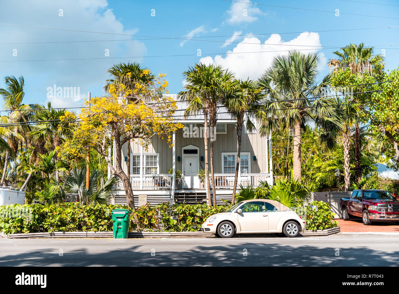 Key West, Vereinigte Staaten - 1. Mai 2018: die typische Architektur der  Häuser in Florida City Island auf Reisen, sonnigen Tag, Straße Immobilie  Immobilien, retro Auto Stockfotografie - Alamy