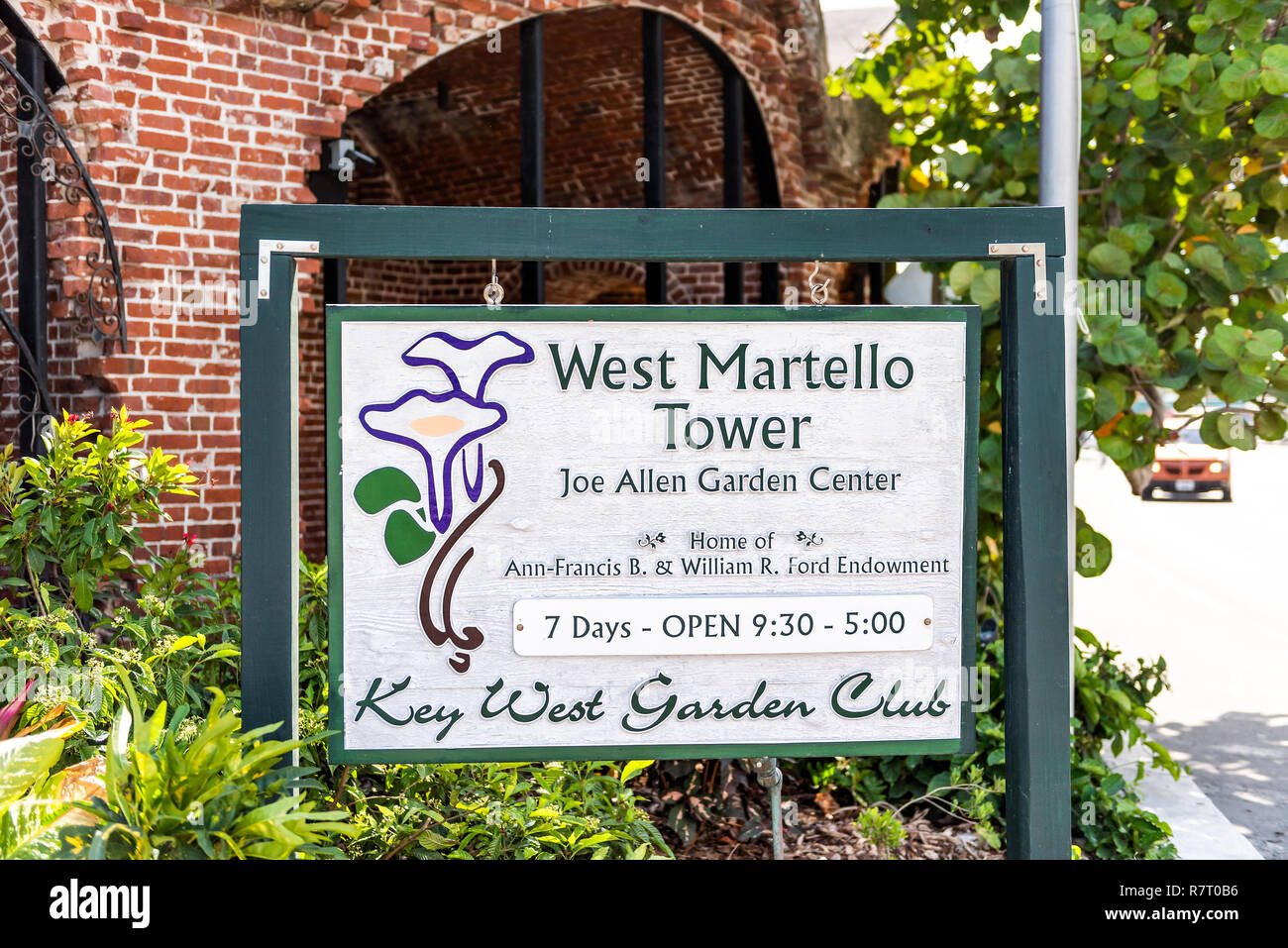 Key West, USA - Mai 1, 2018: Brick Festungsmauer und Pflanzen Blumen in Martello botanischen Joe Allen Gartencenter mit Vorzeichen, Architektur in Florida Stockfoto