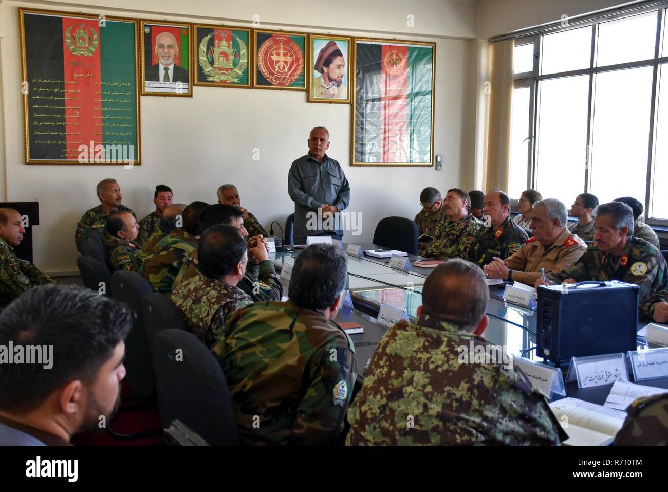 KABUL, Afghanistan (16 Mai 2017) - Generalmajor Abdul Razaq Siawash, Afghan National Army medical Commander, hört der ärztlichen Direktoren aus ganz Afghanistan während einer Sitzung in der Kabul National Military Hospital. Während der Tagung, Siawash angekündigt, dass das Krankenhaus voll funktioniert und Restaurierung war 95 Prozent abgeschlossen, nach einem Angriff auf das Krankenhaus im März. Stockfoto