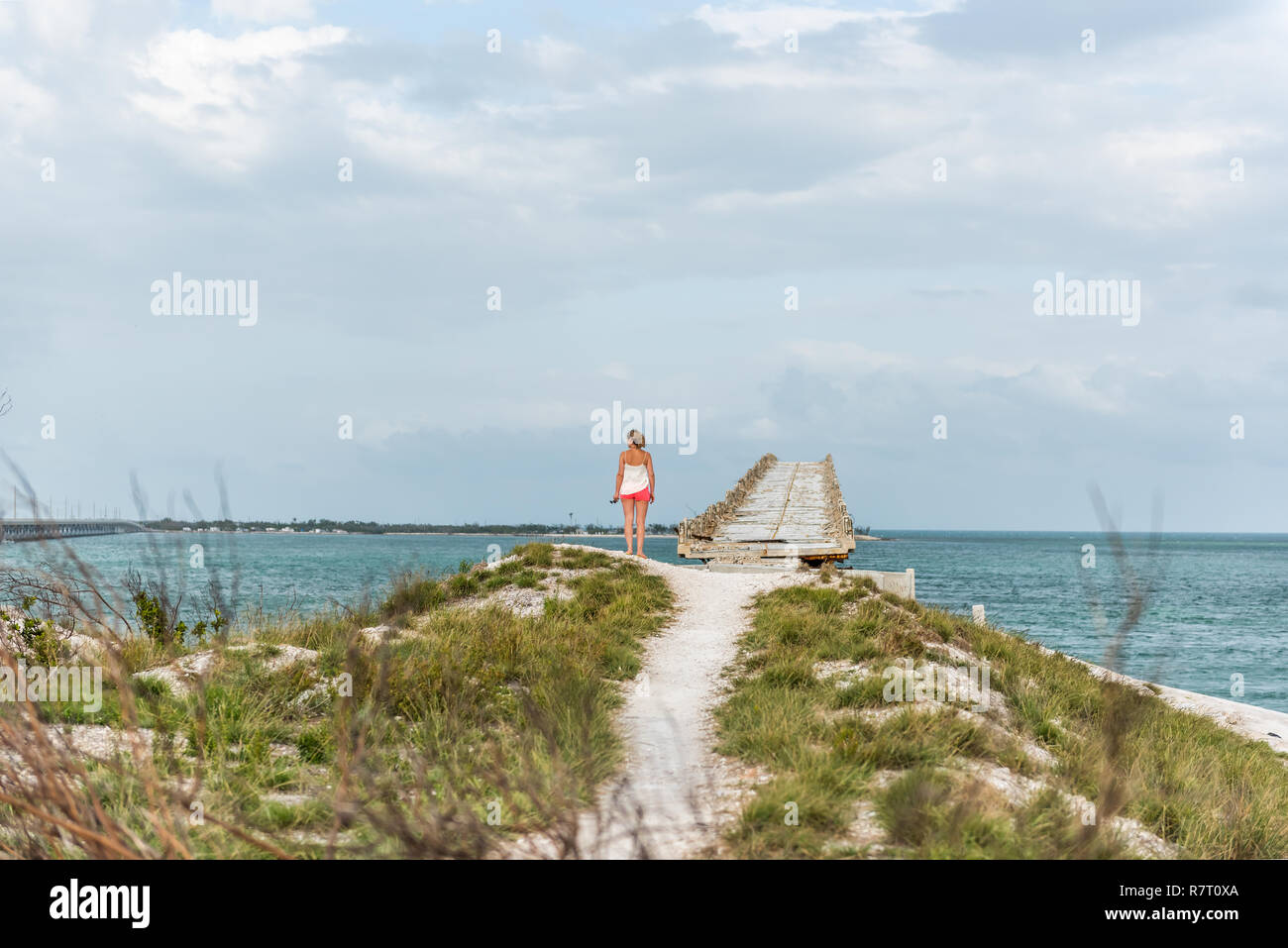 Bahia Honda, USA - Mai 1, 2018: Junge Frau stand vor der Alten Seven Mile Bridge, touristische auf Ferien, hohen Winkel horizon Marine Stockfoto