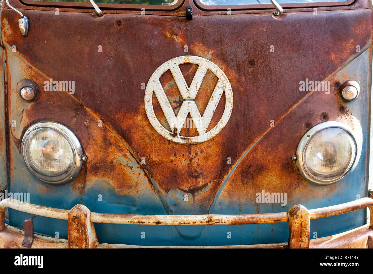 Rusty 1960 VW Split Screen Volkswagen Kabine pickup van im Bicester Heritage Center, Oxfordshire, England Stockfoto
