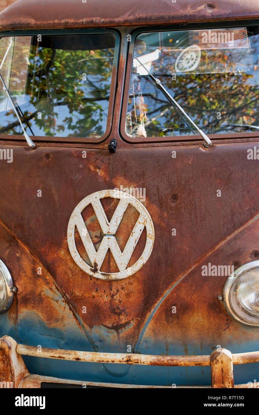 Rusty 1960 VW Split Screen Volkswagen Kabine pickup van im Bicester Heritage Center, Oxfordshire, England Stockfoto