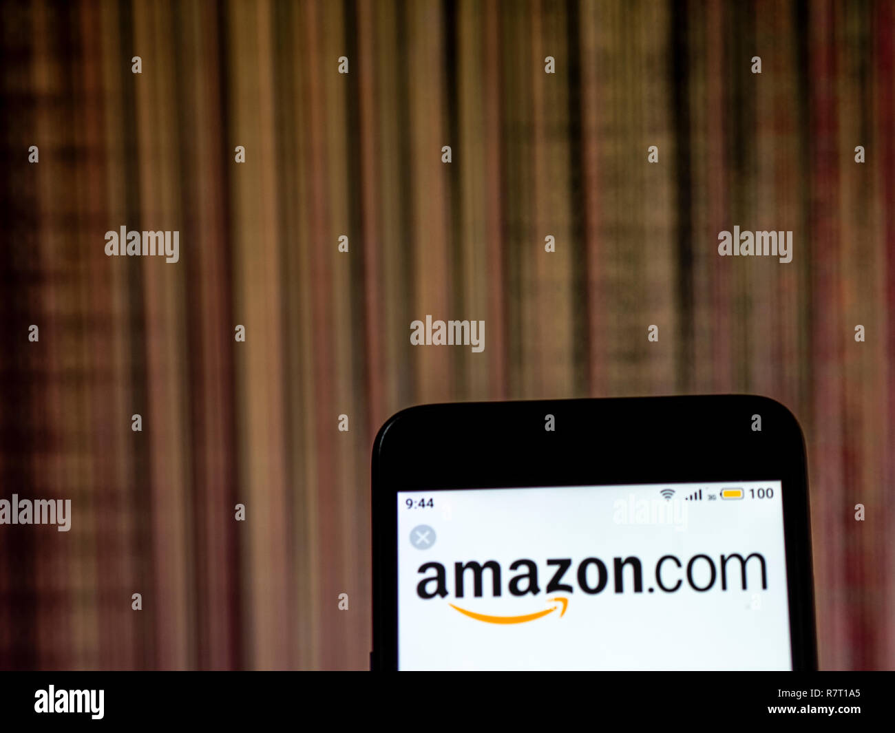 Amazon.com Electronic commerce Firmenlogo auf dem Smartphone angezeigt. Stockfoto