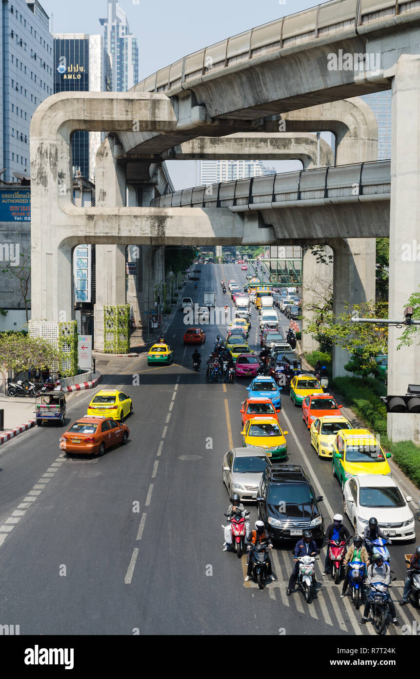 Bangkok Straßen und der erhöhten Niveaus der Skytrain, Bangkok, Thailand Stockfoto
