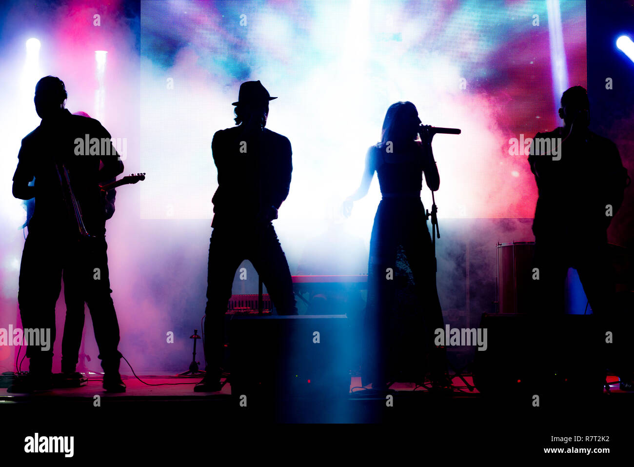 Silhouette der Band in musikalische Präsentation in der Veranstaltung. Stockfoto