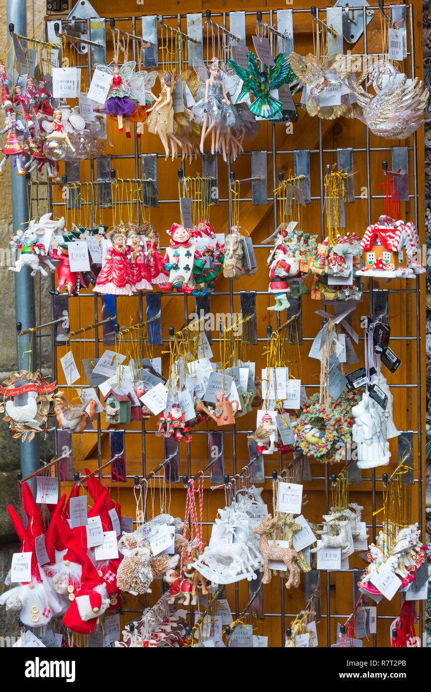 Gisela Graham hingen Weihnachtsdekorationen auf Anzeige auf Rack auf dem Markt an der Winchester Weihnachtsmarkt, Winchester, Hampshire, UK Stall im Dezember Stockfoto