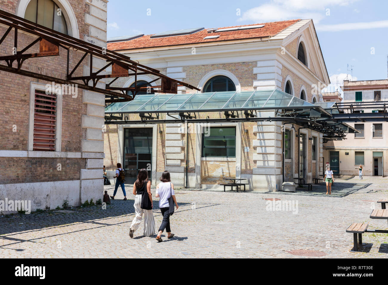 Der alte Schlachthof im Bezirk Testaccio von Rom wurde teilweise in eine zeitgenössische Kunst und Einzelhandel Ziel verwandelt. Stockfoto