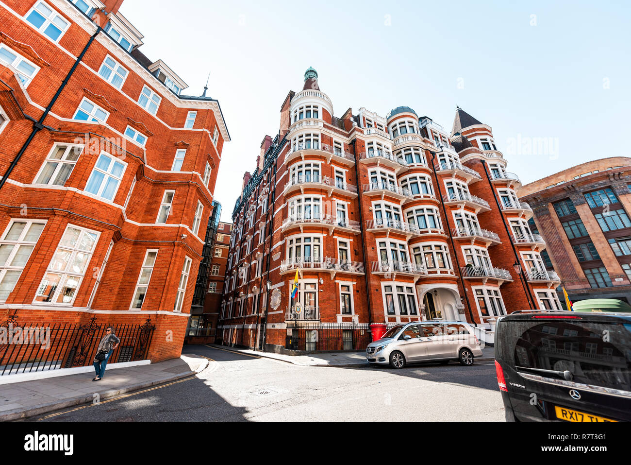 London, Großbritannien - 13 September, 2018: die Nachbarschaft Stadtteil Knightsbridge Hans Crescent Street, Ziegel, viktorianische Architektur, Ecuador Botschaft Flagge, Assang Stockfoto