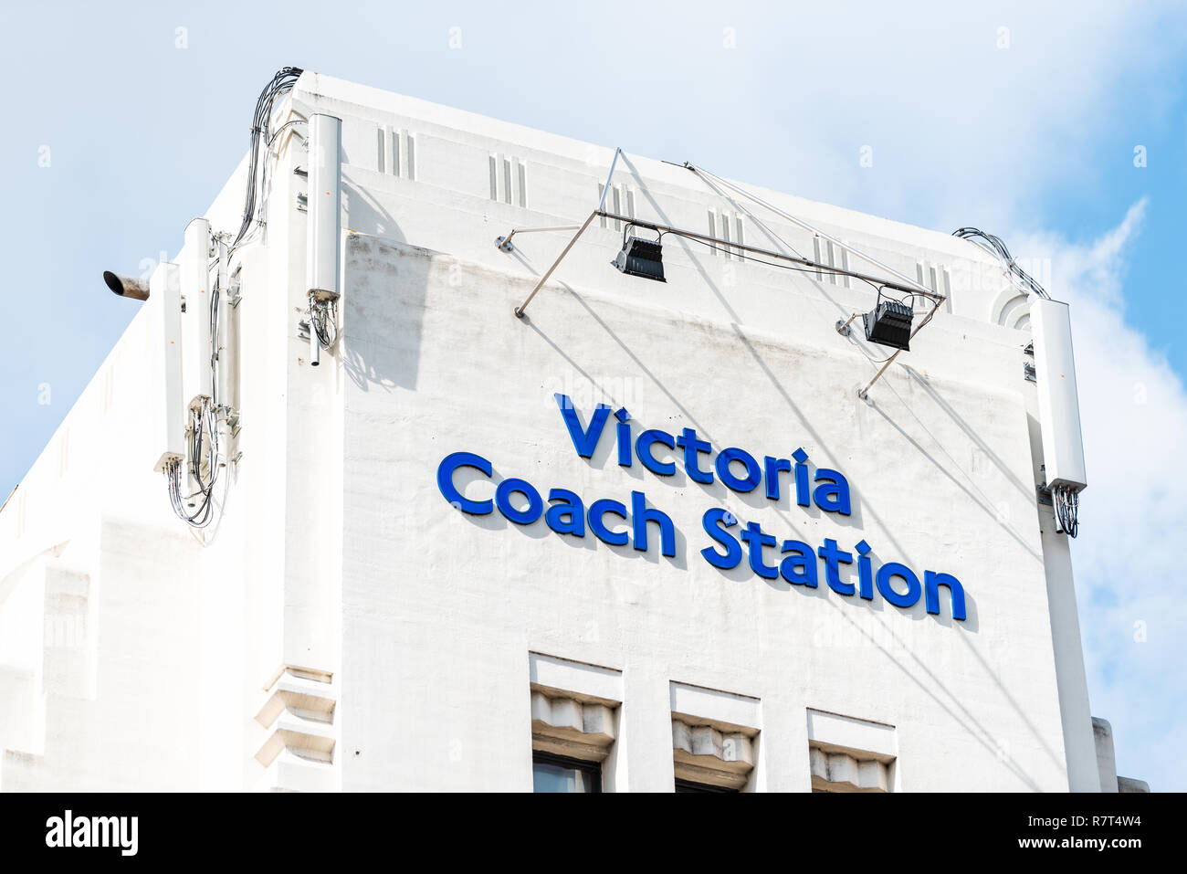 London, Großbritannien, 15. September 2018: Nahaufnahme des blauen Schild auf Gebäude für Bushaltestelle Bus Transport service Victoria Coach Station Stockfoto