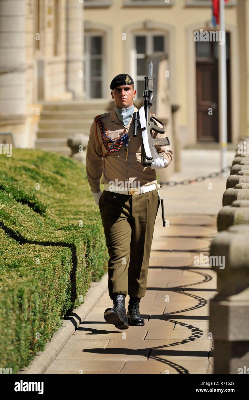 Luxemburg, Luxemburg Stadt, Grand Ducal Renaissance Palast aus dem sechzehnten Jahrhundert, die den Wohnsitz in der Stadt des Großherzogs, Leiter des Staates Luxemburg, bewaffnete Wache vor dem Schloss Stockfoto