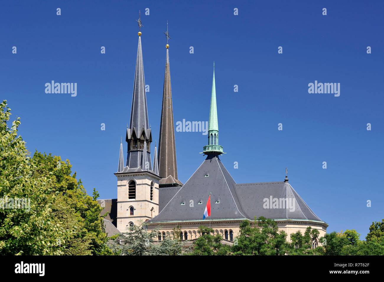 Luxemburg, Luxemburg Stadt, Notre Dame de Luxemburg Dom und seine Kirchtürme aus dem Adolphe Brücke aus gesehen Stockfoto