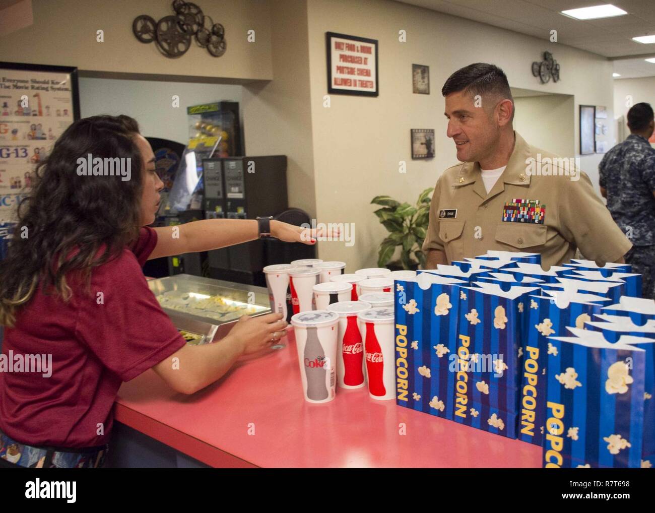 PENSACOLA, Fla. (31. März 2017) - Lt.Cmdr. Kenneth Shaw, der Marine Medizin Training Center (NMOTC) Bestellungen snacks an der Naval Air Station Kino während der Teilnahme an einer Vorführung von "versteckte Zahlen" als Teil der Vielfalt NMOTC Ereignis an die Frauen Geschichte Monat feiern. Die Vielfalt NMOTC Team verdeckt, um die Oscar-nominierte Film, der die wahre Geschichte von einem Team der afrikanischen amerikanischen Frauen Mathematikern, die eine entscheidende Rolle bei der NASA in den frühen Jahren der US-Raumfahrt spielte erzählt. Stockfoto