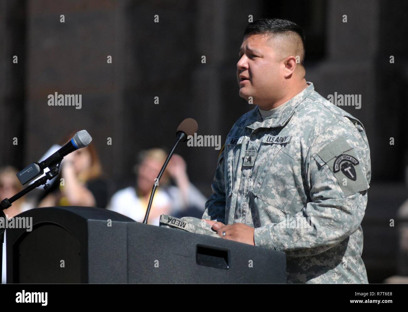 Sgt. Carlos Meda, 36th Infantry Division, sangen die Nationalhymne als Texas historische Kommission, Texas Militär Museum, der 36th Infantry Division und Texas State Gesetzgeber nahmen an einem Weltkrieg 1 Centennial Zeremonie auf den Stufen des Texas Capitol am 6. April in Austin, Texas. Die Zeremonie an das 100-jährige Jubiläum der US-Beteiligung an "Der Große Krieg." Die 36th Inf. Div. nahmen an der größten offensive Operation in der Geschichte des US-Militärs bei Meuse-Argonne, Sieg, ein Ende des Krieges. Stockfoto